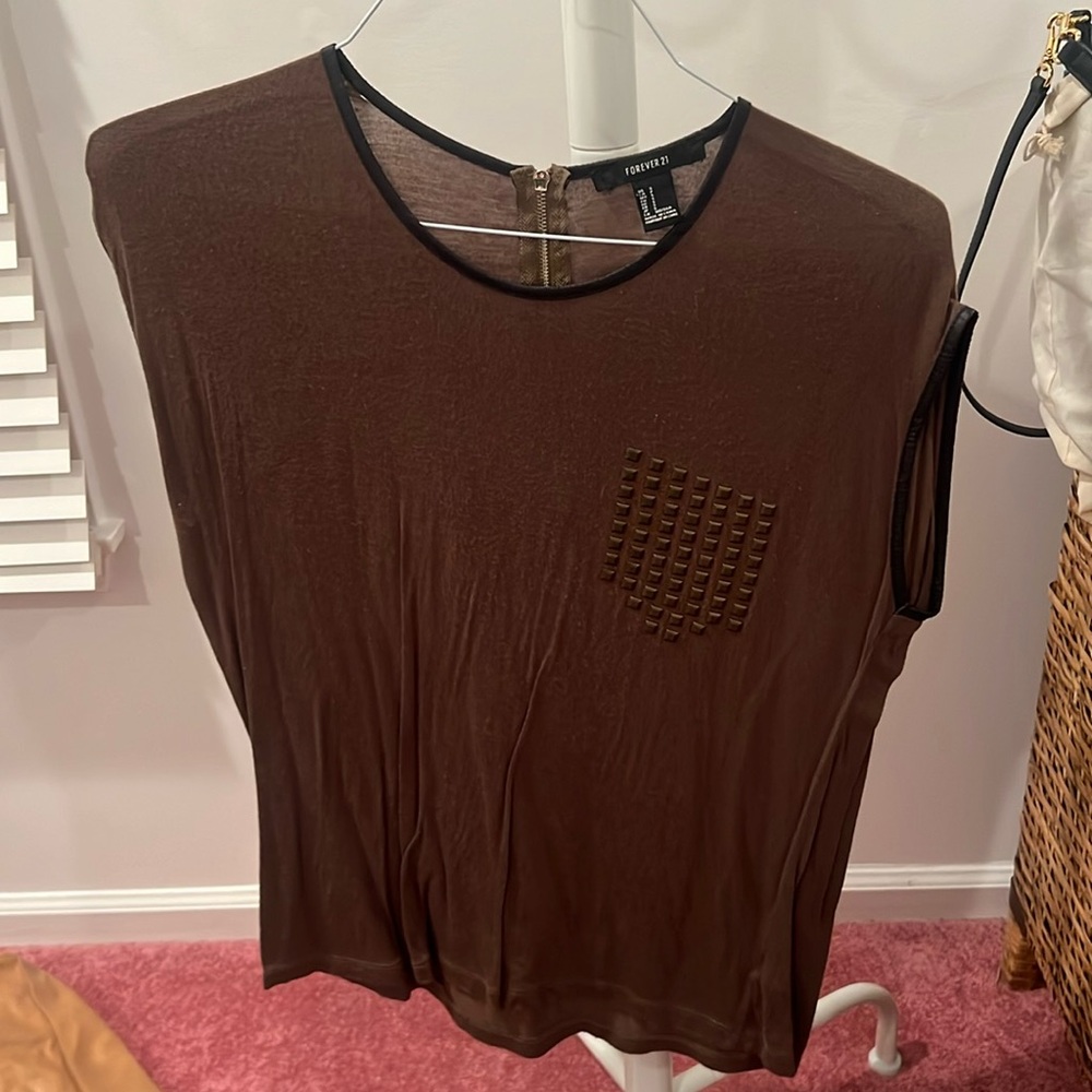 Sleeveless T shirt with studs